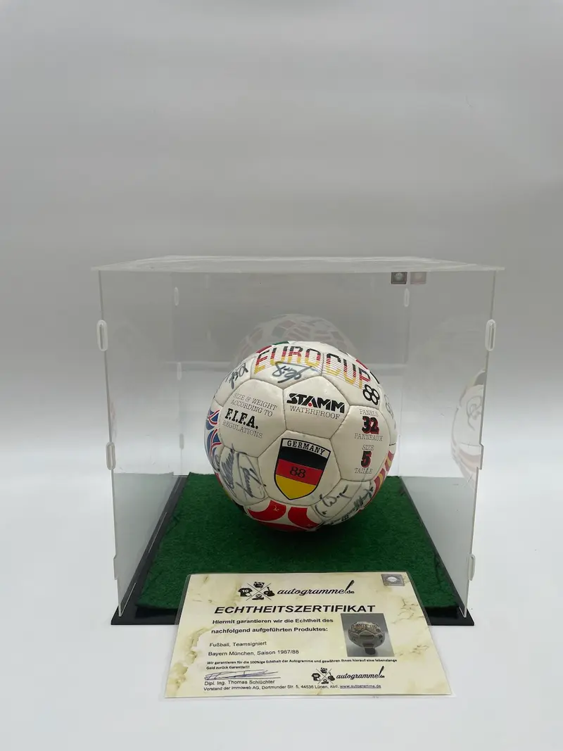 FC Bayern Fußball Teamsigniert 1987/1988 Unterschrift Autogramm Eurocup Ball