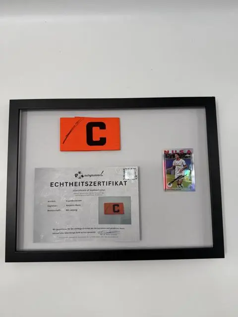Kapitänsbinde Antonio Nusa signiert im Rahmen RB Leipzig Autogramm