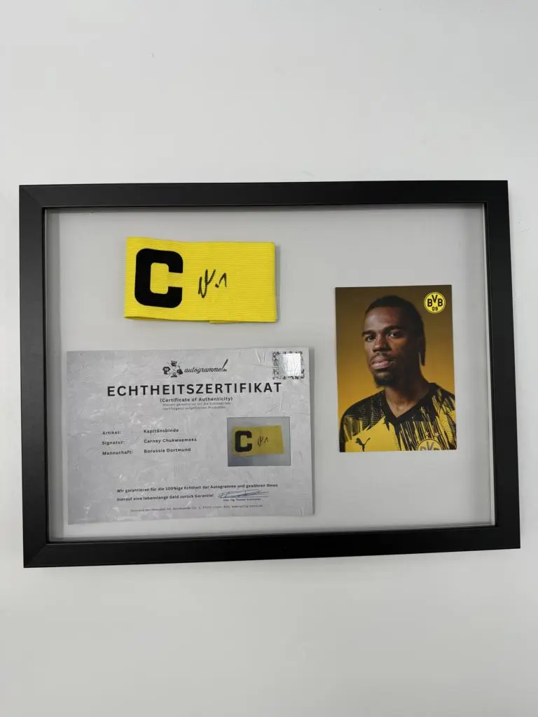 Kapitänsbinde Carney Chukwuemeka signiert im Rahmen Borussia Dortmund Autogramm
