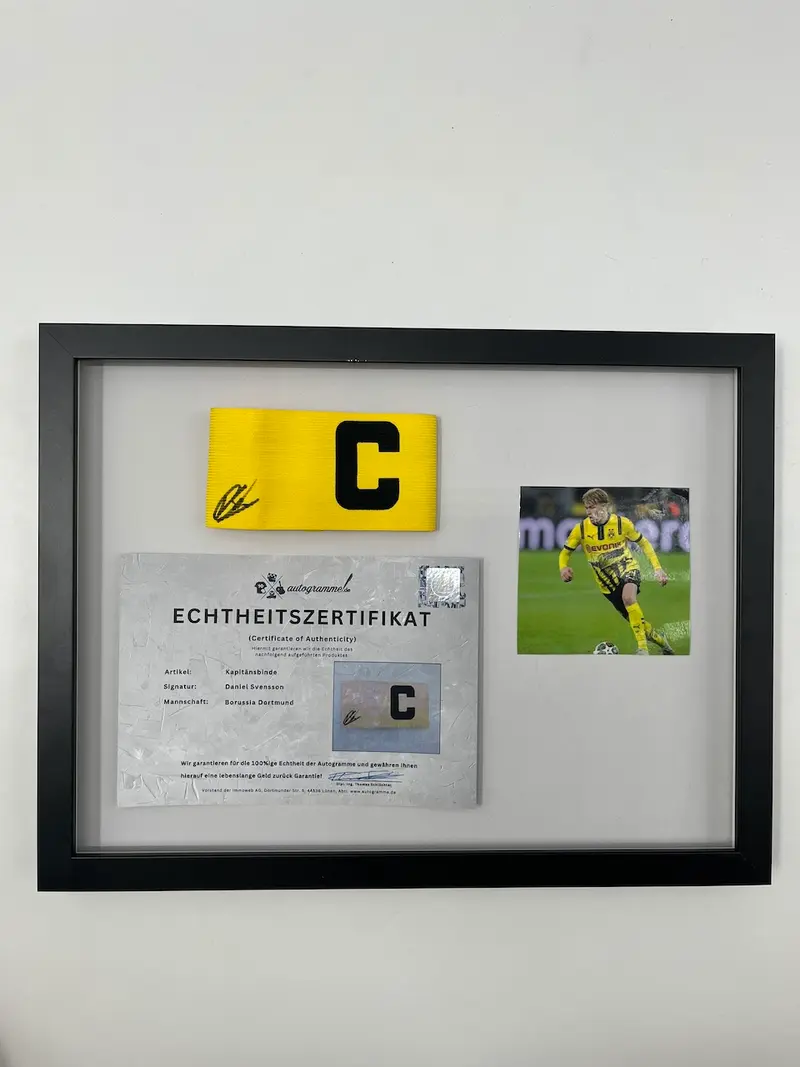 Kapitänsbinde Daniel Svensson signiert im Rahmen Borussia Dortmund COA