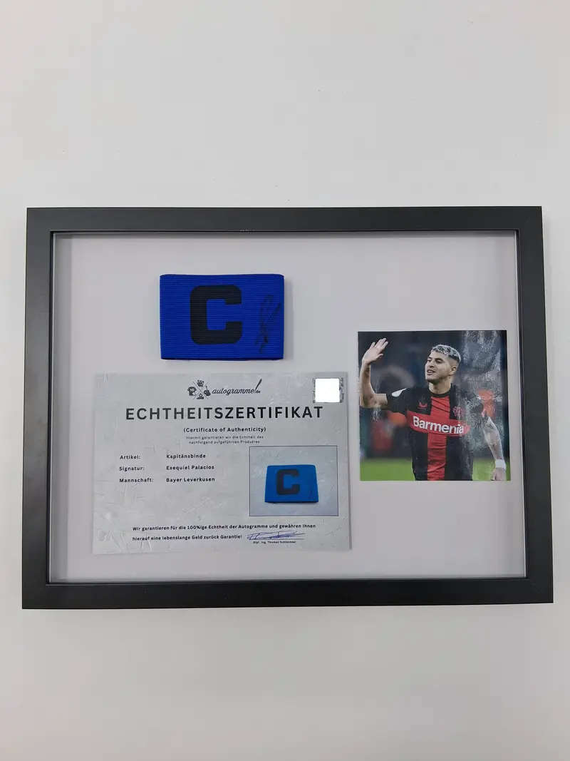 Kapitänsbinde Exequiel Palacios signiert im Rahmen Autogramm Bayer 04 Leverkusen