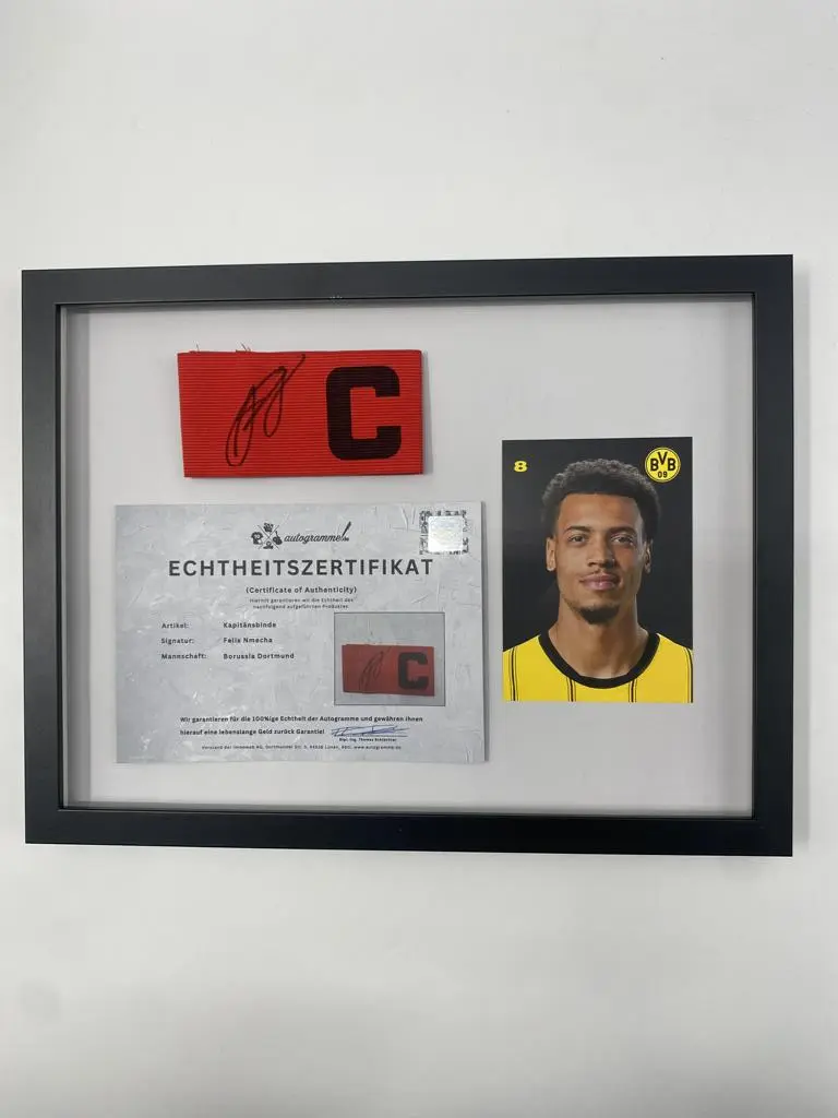 Kapitänsbinde Felix Nmecha signiert im Rahmen Borussia Dortmund COA