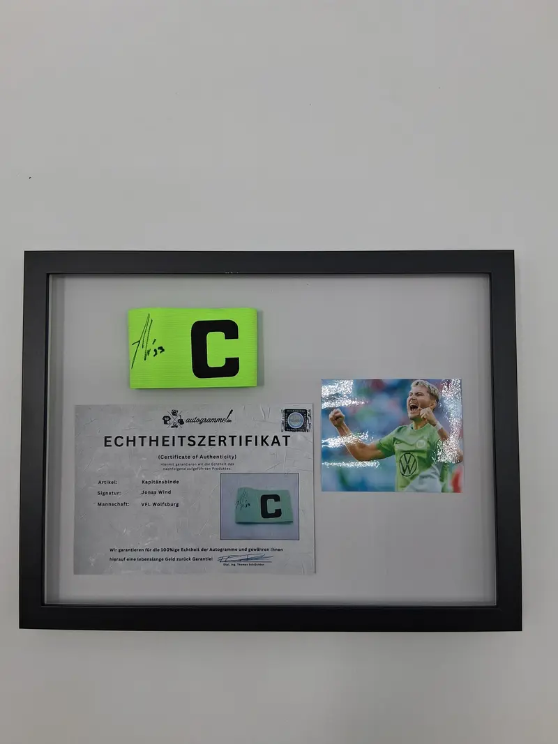 Kapitänsbinde Jonas Wind signiert im Rahmen Wolfsburg Autogramm COA