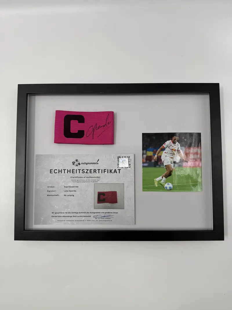 Kapitänsbinde Lois Openda signiert im Rahmen RB Leipzig Autogramm