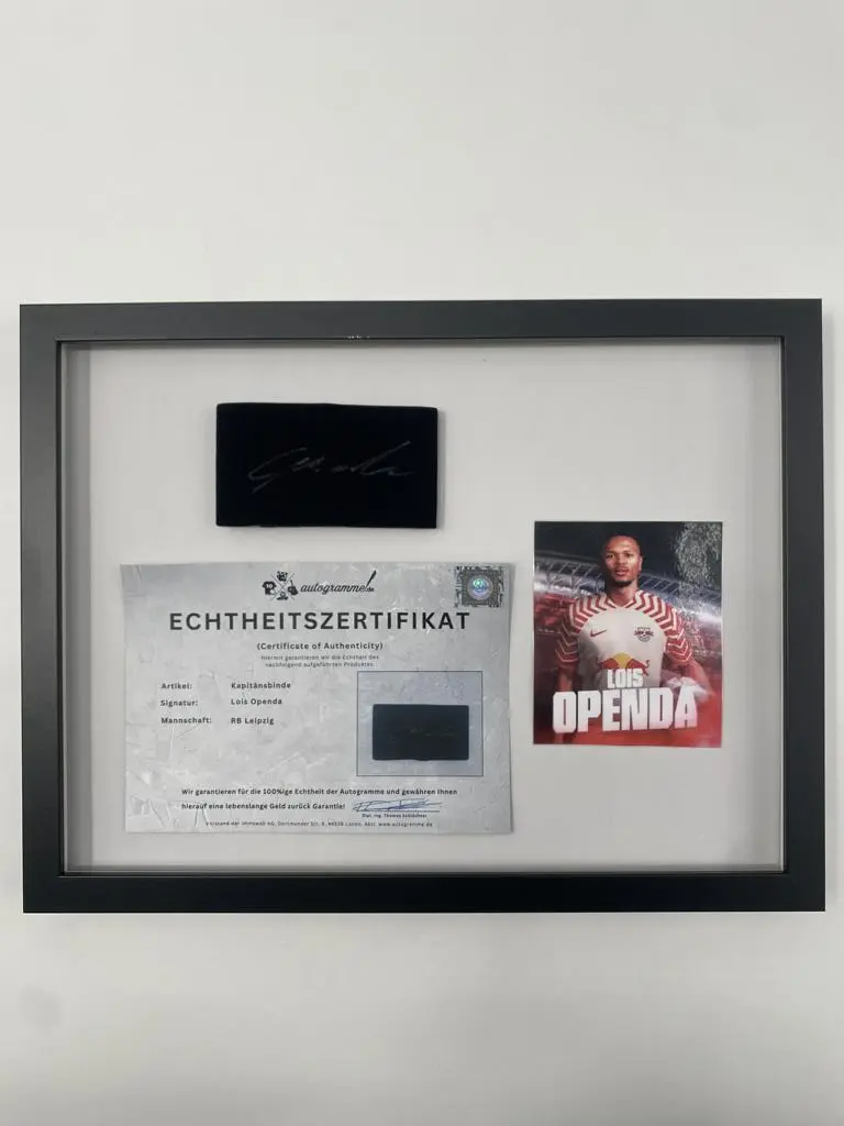 Kapitänsbinde Lois Openda signiert im Rahmen RB Leipzig Autogramm