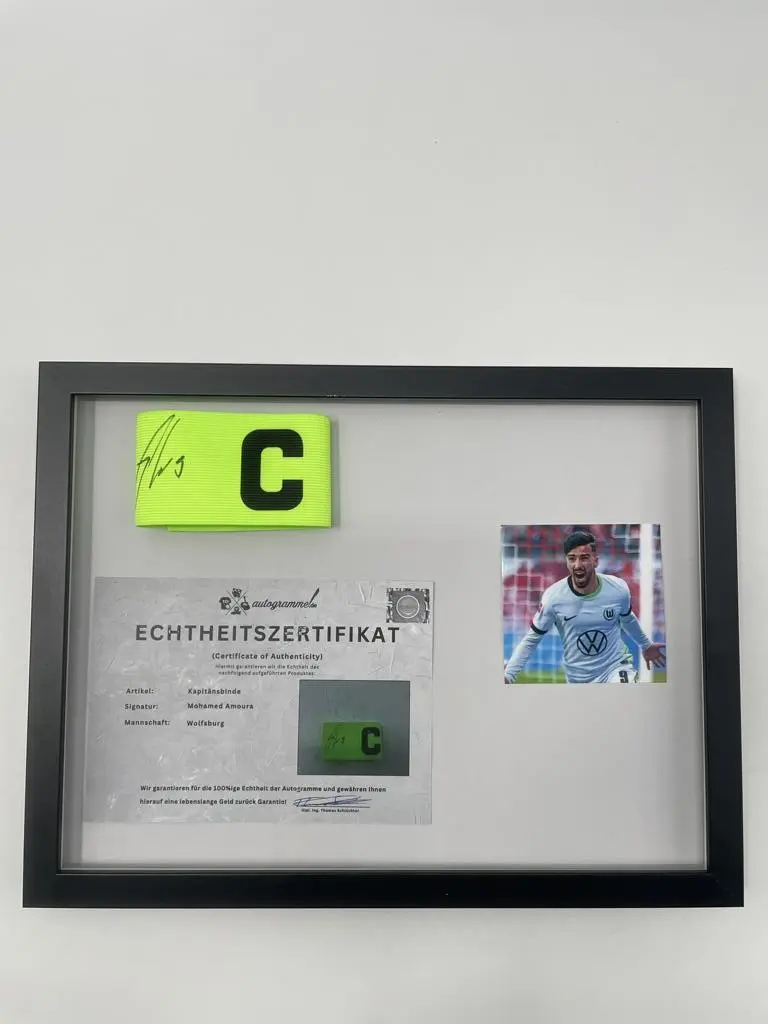 Kapitänsbinde Mohamed Amoura signiert im Rahmen Wolfsburg Autogramm COA