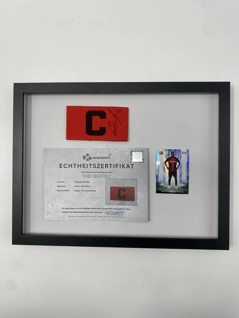 Kapitänsbinde Victor Boniface signiert im Rahmen Bayer Leverkusen Autogramm COA